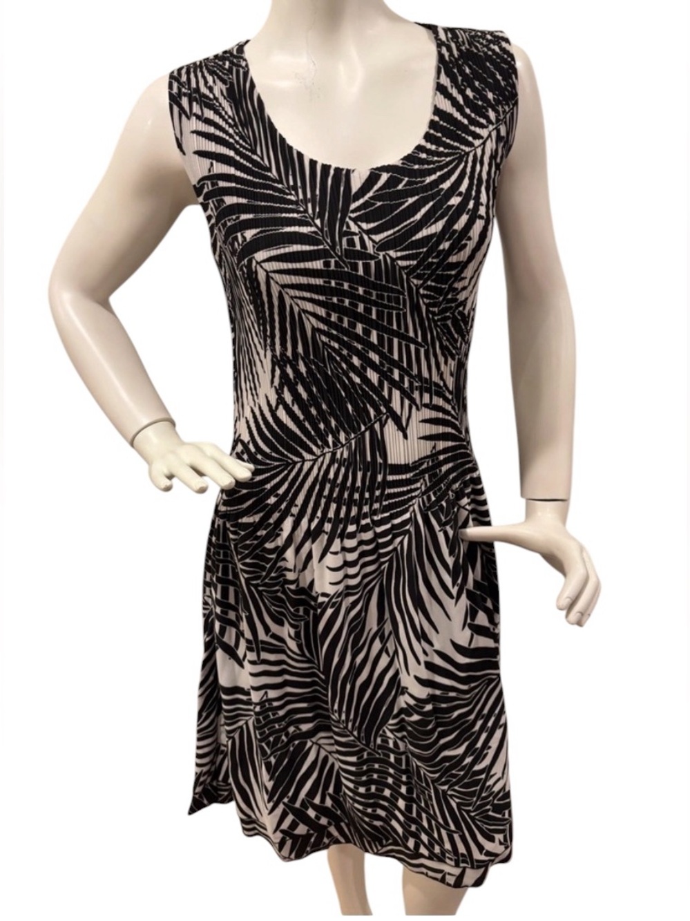 Vecca Bamboo Pleated Black and White Palm Print Sleeveless Dress, size XL